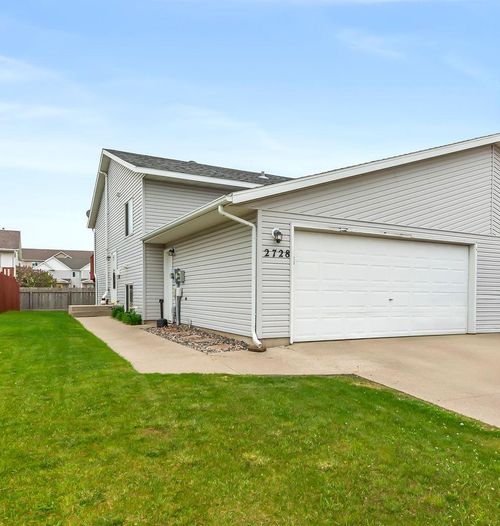 2728 33 1/2 Avenue S, Fargo, ND, 58104 | Card Image