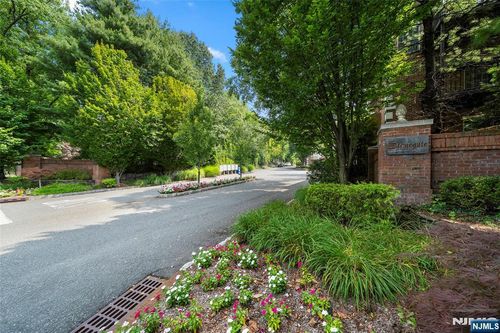 139 Stonegate Trl, Cresskill, NJ, 07626-2411 | Card Image