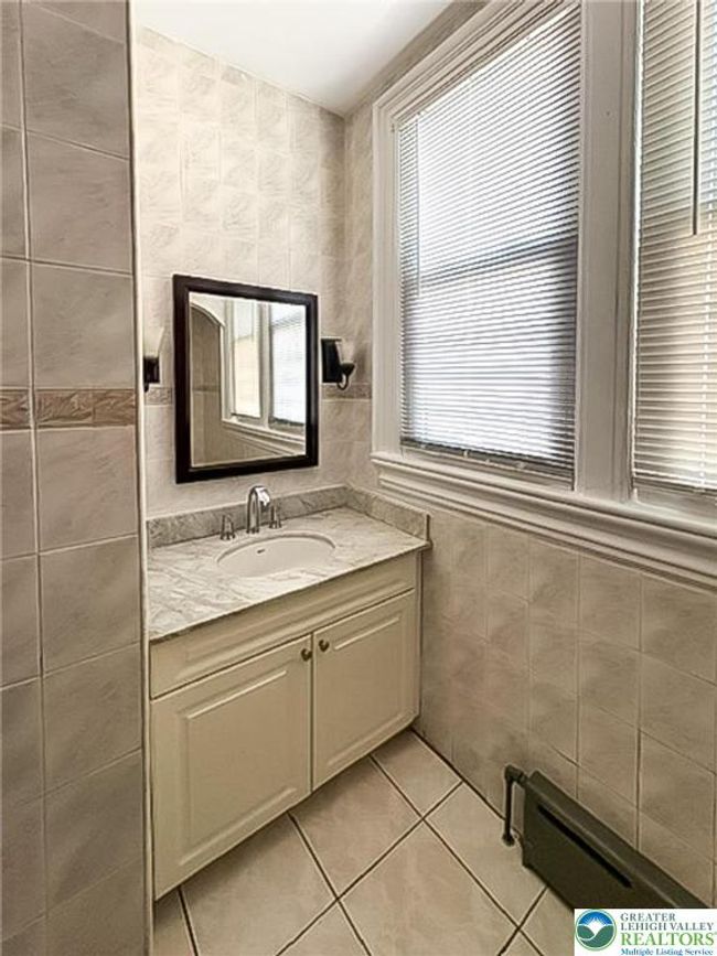 Rear apt-bathroom | Image 23