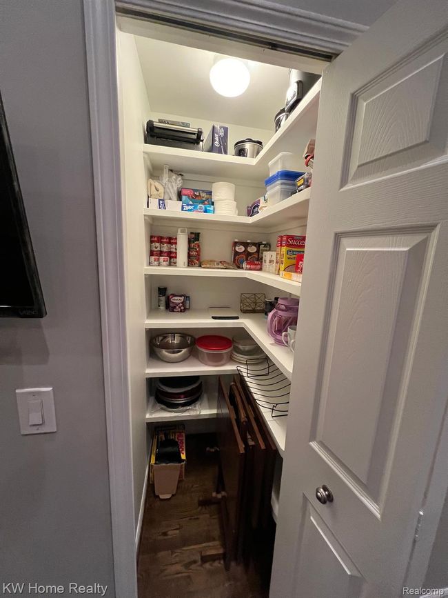 Kitchen Pantry | Image 9