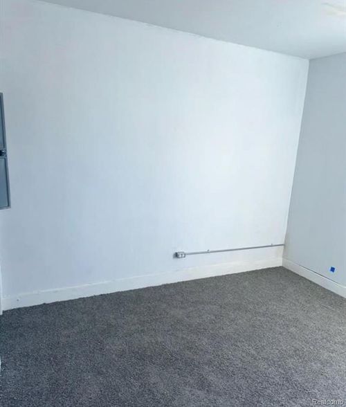 8525 Maxwell St, Detroit, MI, 48213-2150 | Card Image