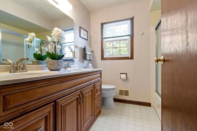 Updated Hall Full Bath! | Image 39