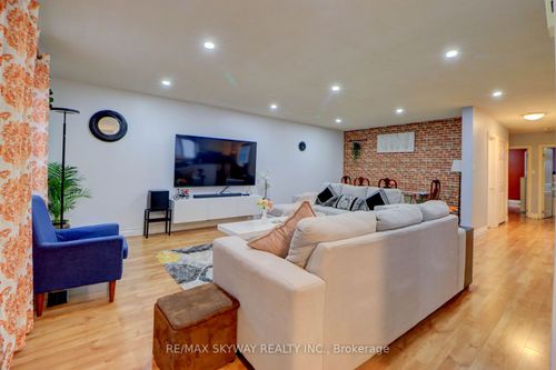 282B Brock St W, Uxbridge, ON, L9P1G1 | Card Image