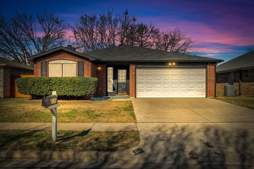 319 Faircrest Dr, Arlington, TX, 76018-4029 | Card Image