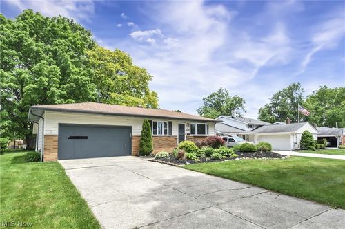 4267 Bentley Dr, North Olmsted, OH, 44070-2804 | Card Image