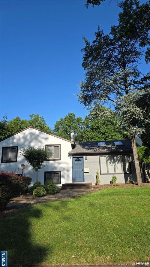 10 Willis Dr, Closter, NJ, 07624-1635 | Card Image