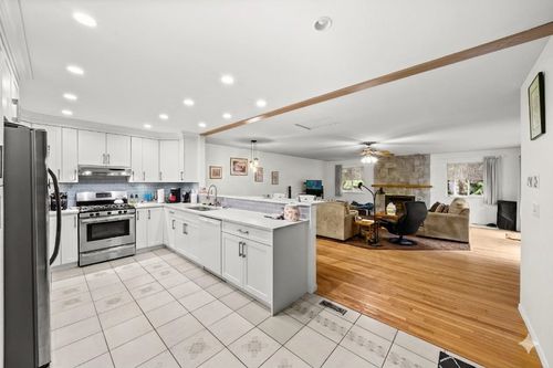 19607 Somerset Dr, Pitt Meadows, BC, V3Y2L4 | Card Image