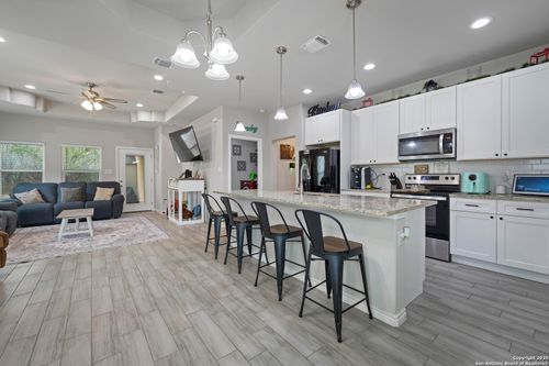 760 Crestview, Floresville, TX, 78114-1653 | Card Image