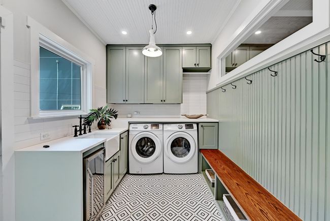 100 sqft Laundry/Utility Room with recessed lighting, beverage cooler, laundry area, farmhouse sink. | Image 24