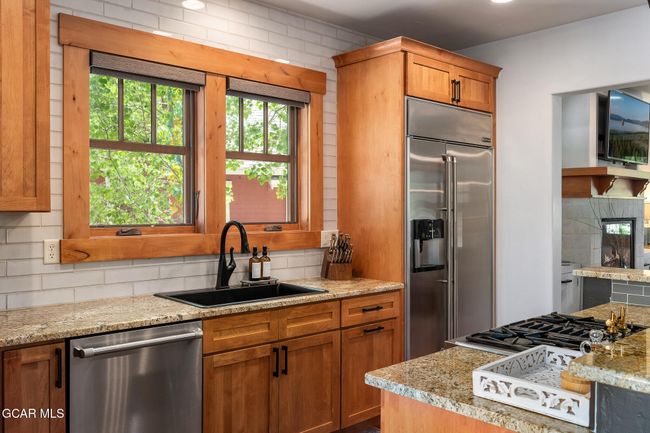 Jenn Air appliances, oversized sink | Image 8