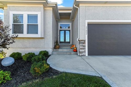 17332 Bradshaw St, Overland Park, KS, 66221-7150 | Card Image
