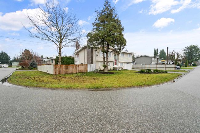 10108 Fairbanks Crescent, House other with 5 bedrooms, 2 bathrooms and null parking in Chilliwack BC | Image 2