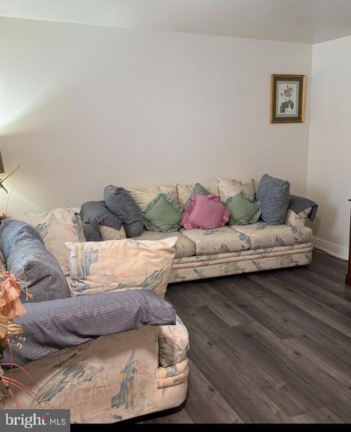 18 E 4th St, Burlington, NJ, 08016-2705 | Card Image