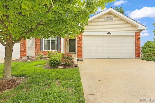 10276 Highbury Ln, Saint Louis, MO, 63123-7370 | Card Image