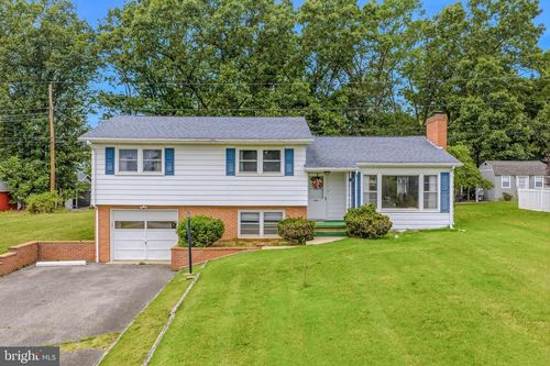 381 Grove Heights Rd, Berkeley Springs, WV, 25411-5105 | Card Image