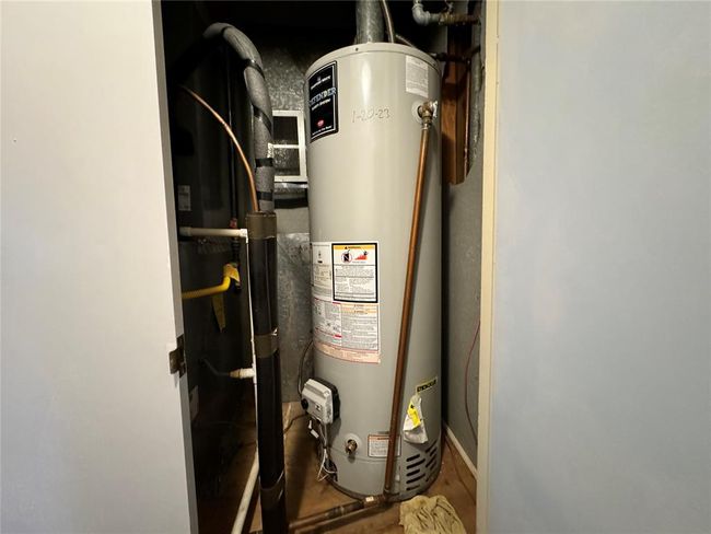 Utility room with water heater | Image 26