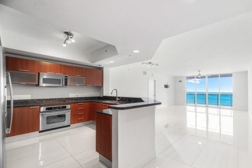 1005-2650 Lake Shore Dr, RIVIERA BEACH, FL, 33404-4604 | Card Image