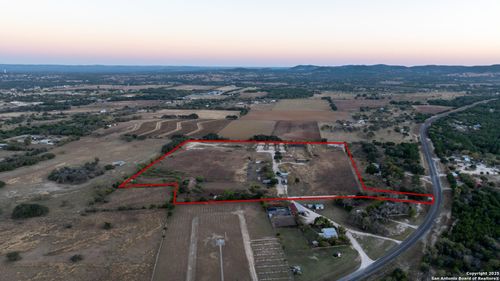 21.4 +/- AC Fm 1077, Bandera, TX, 78003 | Card Image