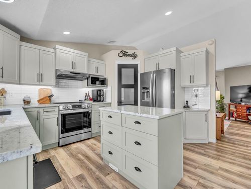 113 Vista Rd Se, Medicine Hat, AB, T1B4X6 | Card Image