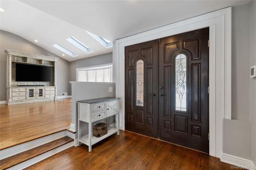 7 Rita Ln, Plainview, NY, 11803-2201 | Card Image