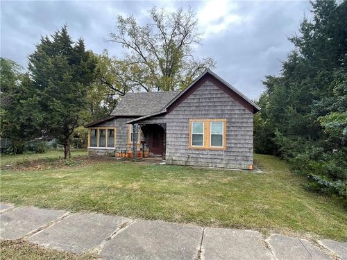 106 E Carlton St, Pittsburg, KS, 66762-5820 | Card Image