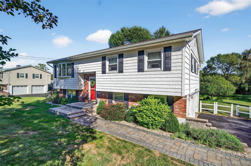 22 Bridle Ln, Chester, NY, 10918-1116 | Card Image