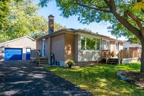 205 Lee Ave, Whitby, ON, L1N5L4 | Card Image