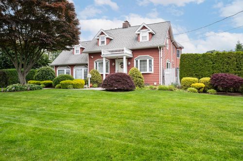 18 Loring Rd, Levittown, NY, 11756-1516 | Card Image