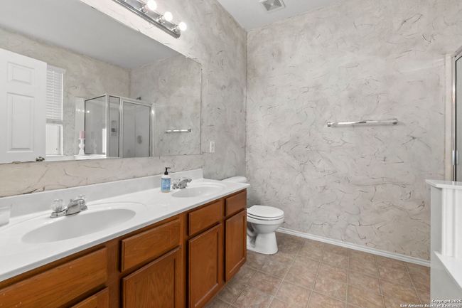 Double vanity in primary bath. | Image 17