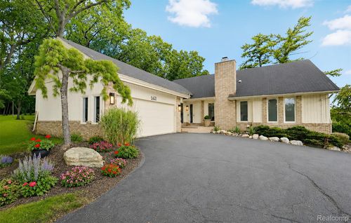 6401 Apple Grove Ln, Bloomfield Hills, MI, 48301-1337 | Card Image