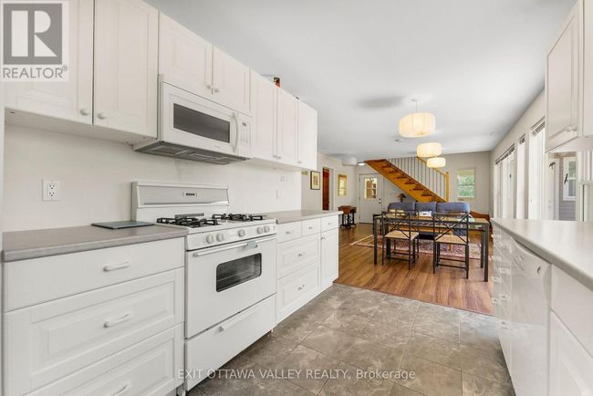 28084 Highway 41, House other with 5 bedrooms, 2 bathrooms and 5 parking in Renfrew ON | Image 18