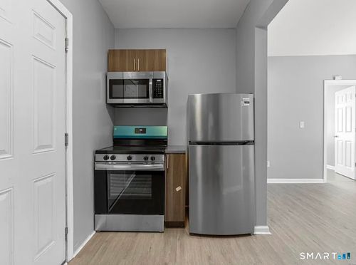 31 Whittier St, Bridgeport, CT, 06605-2553 | Card Image