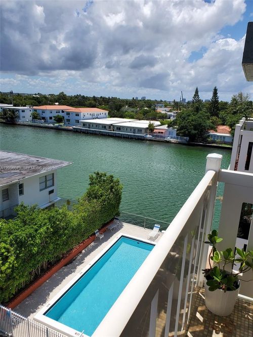 502-7900 Tatum Waterway Dr, Miami Beach, FL, 33141-1940 | Card Image