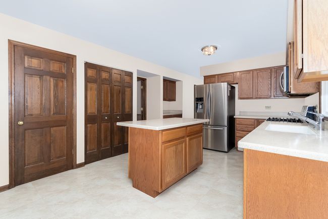 1280 W Bauer Rd, Home with 5 bedrooms, 3 bathrooms and 4 parking in Naperville IL | Image 4