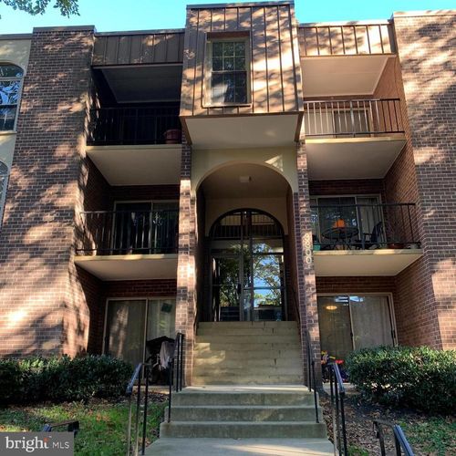 31-3300 Woodburn Village Dr, ANNANDALE, VA, 22003-6840 | Card Image