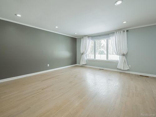 2365 Niagara Dr, Troy, MI, 48083-5937 | Card Image