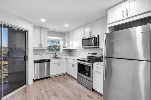 302-3524 Via Poinciana, Lake Worth, FL, 33467-2815 | Card Image