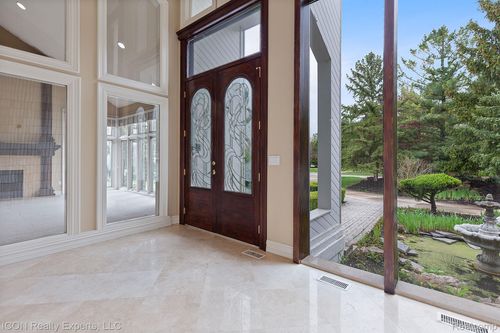 5215 Deer Run Cir, Orchard Lake, MI, 48323-1511 | Card Image