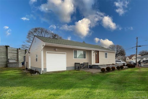 505 Madison Ave, Brentwood, NY, 11717-1235 | Card Image