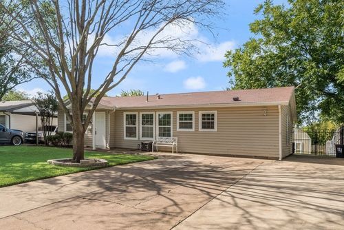 121 Dallas Dr, Euless, TX, 76039-3309 | Card Image