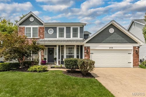 219 Cheval Square Dr, Chesterfield, MO, 63005-1639 | Card Image