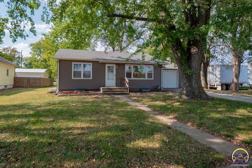 611 Pearl St, Rossville, KS, 66533-9828 | Card Image