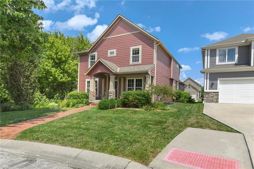 1824 Sw Kendall Dr, Lee's Summit, MO, 64082-3827 | Card Image