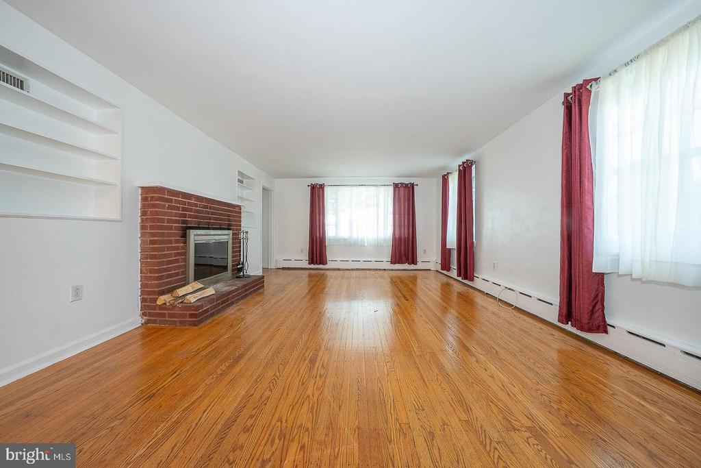 Residential in WILLOW GROVE 4