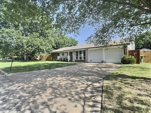 2304 Se 10th St, Mineral Wells, TX, 76067-6762 | Card Image