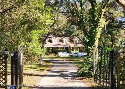 225 S Valrico Rd, Valrico, FL, 33594-3631 | Card Image