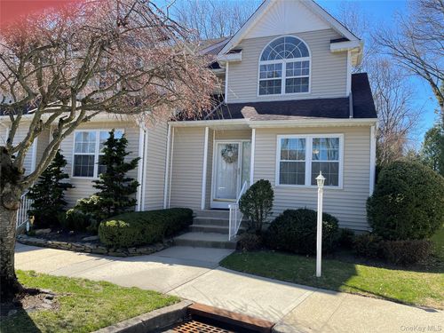 10 Heckscher Spur Dr, East Islip, NY, 11730-1220 | Card Image
