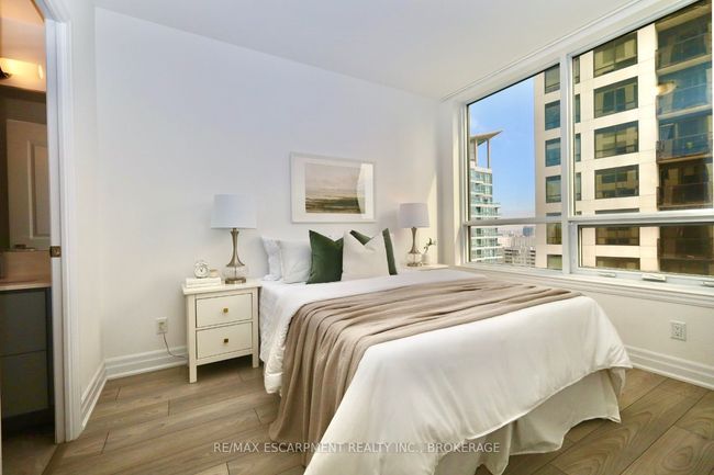 2203 - 36 Elm Dr W, Condo with 2 bedrooms, 2 bathrooms and 1 parking in Mississauga ON | Image 9