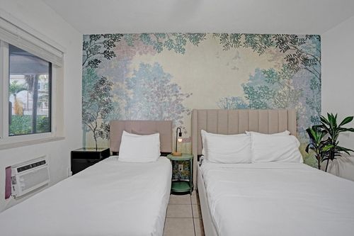 340 Desoto St, HOLLYWOOD, FL, 33019-4502 | Card Image