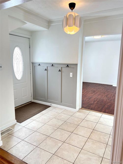 396 South Blvd W, Rochester Hills, MI, 48307-5152 | Card Image